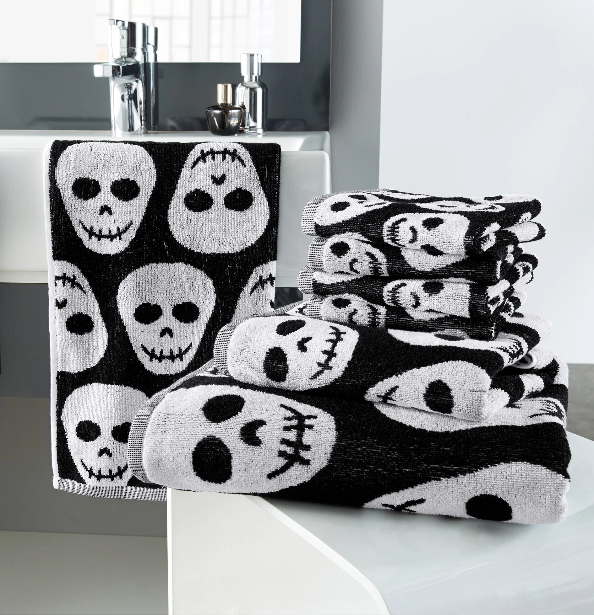 Prosop de bumbac cu motiv "craniu" • negru/alb • magazin bonprix