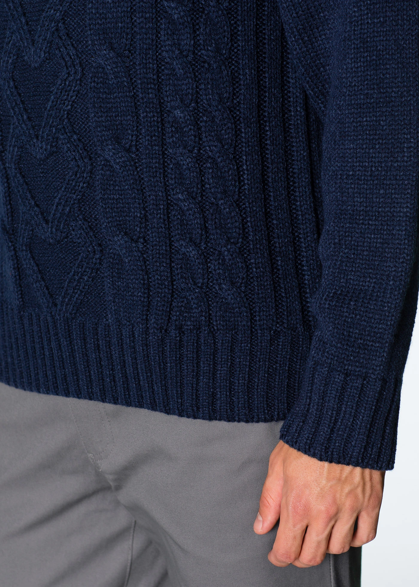 Svetr s rolákovým límcem a copánkovým vzorem • tmavě modrá • bonprix obchod