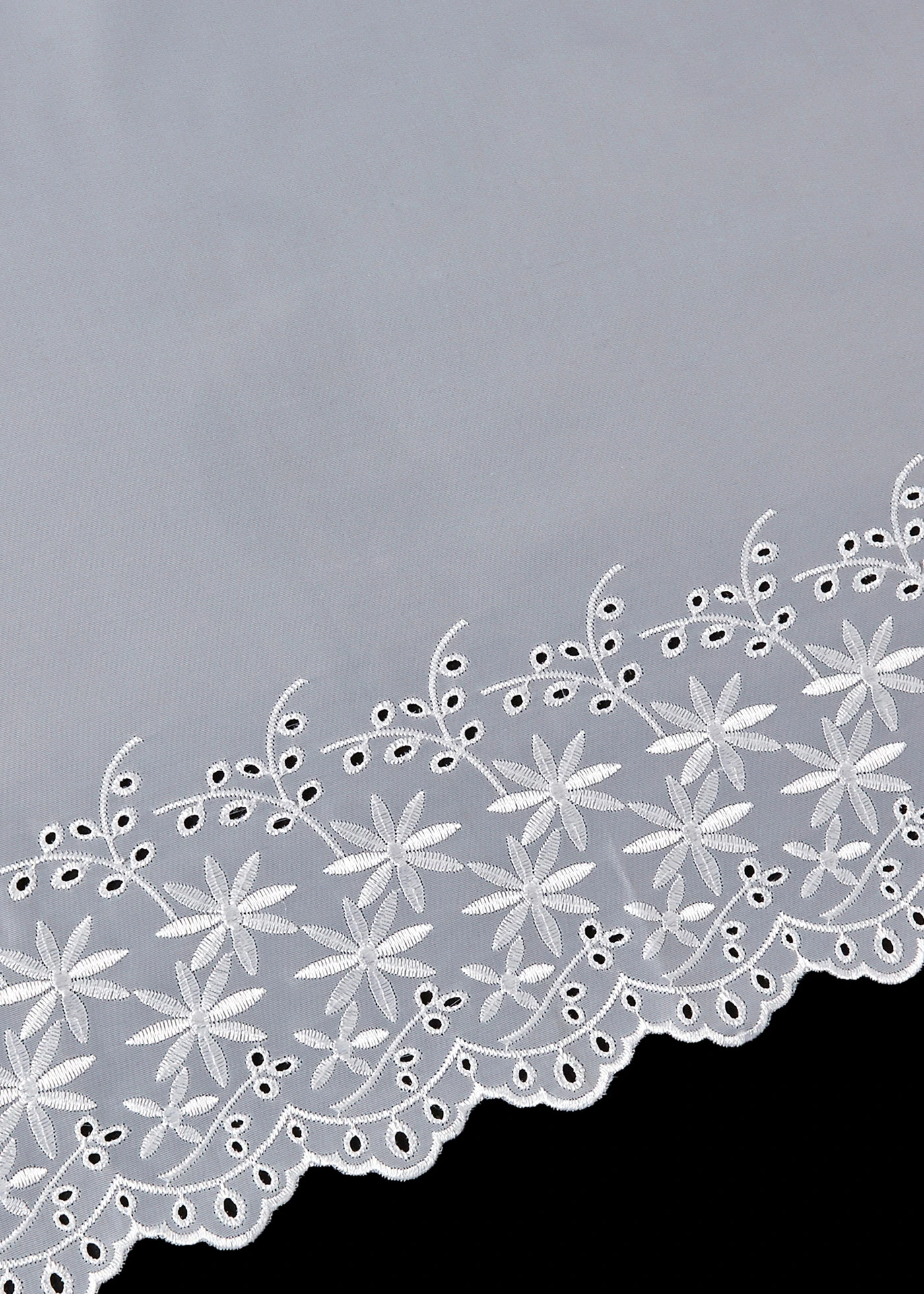 Vitrážková záclona s dírkovanou výšivkou a recyklovaným polyesterem • bílá • bonprix obchod