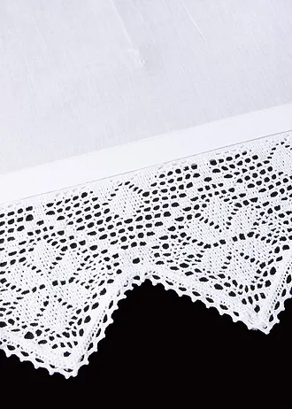 Polotransparentní řasící roleta s háčkovaným lemem, barva: bílá