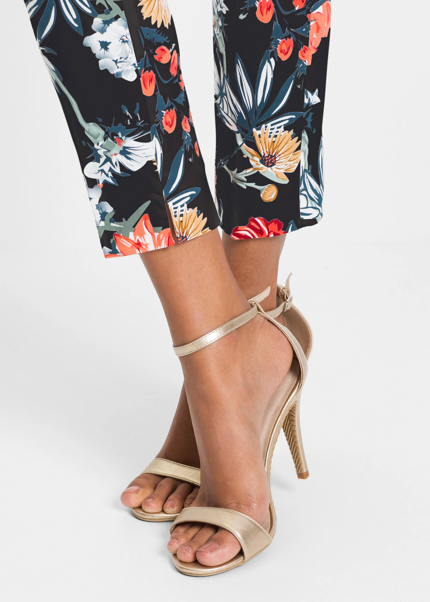 Spodnie 7/8 ze stretchem • czarny w kwiaty • sklep bonprix