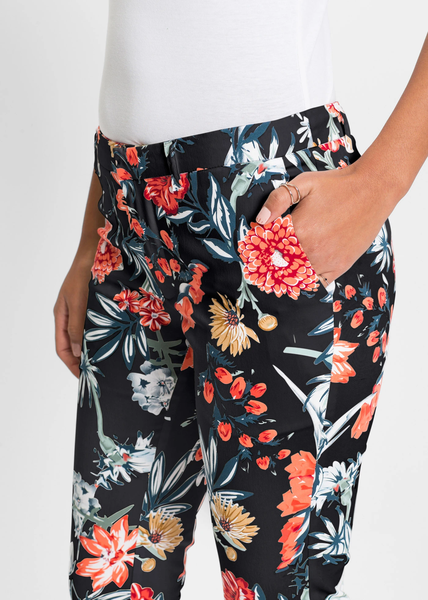 Spodnie 7/8 ze stretchem • czarny w kwiaty • sklep bonprix