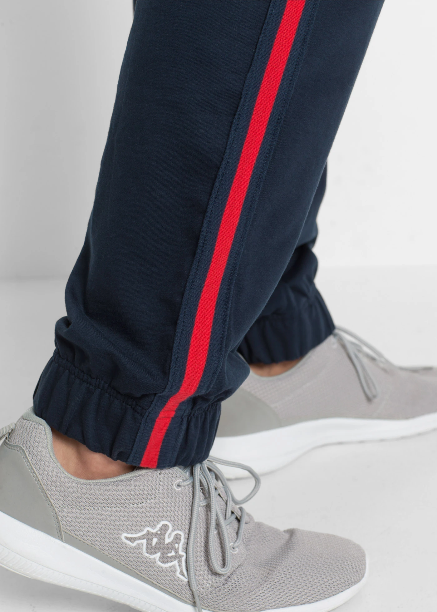 Joggingbroek met contrasterende strepen • donkerblauw • bonprix online shop