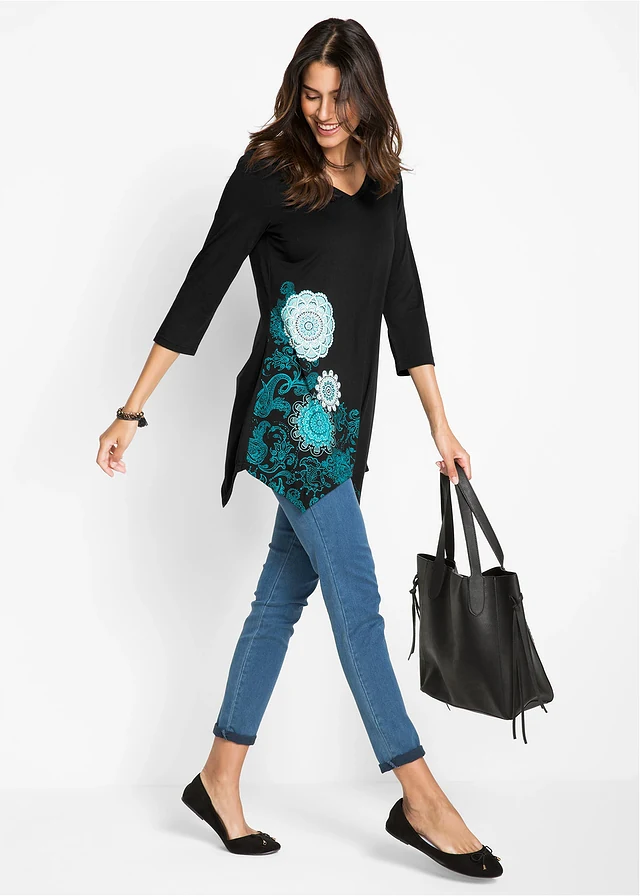 Lang, puntig toelopend shirt met V-hals, 3/4 mouw • zwart met print • product-page.page-title-suffix