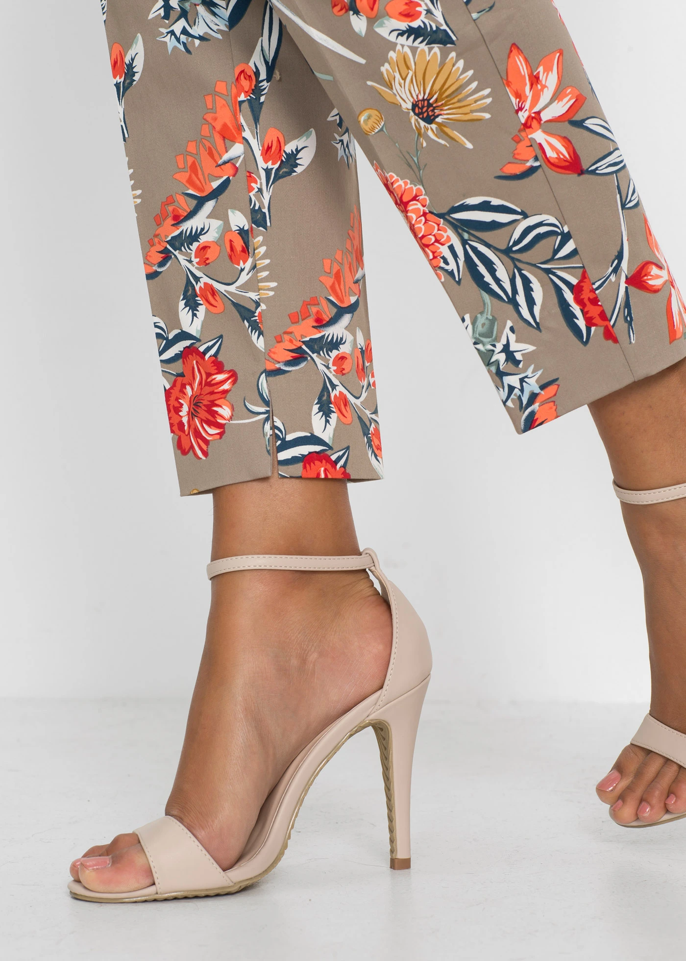 Spodnie 7/8 ze stretchem • szarobrązowy w kwiaty • sklep bonprix