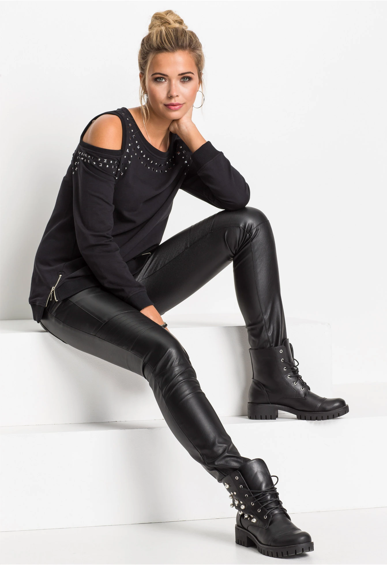 Bluza z wycięciami i ćwiekami • czarny • sklep bonprix