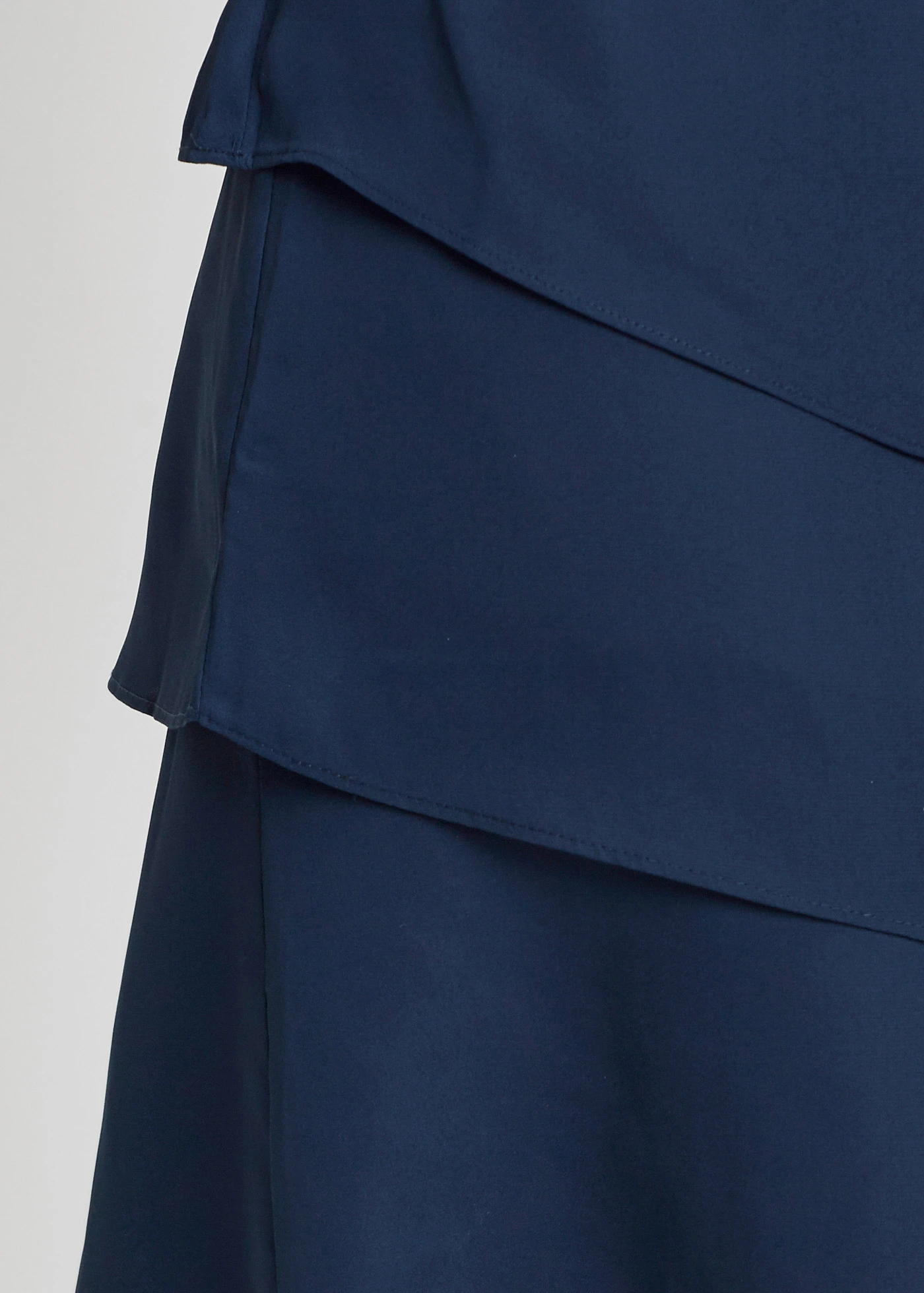 Robe courte look superposé avec accessoire sur l’épaule • bleu foncé • Boutique bonprix