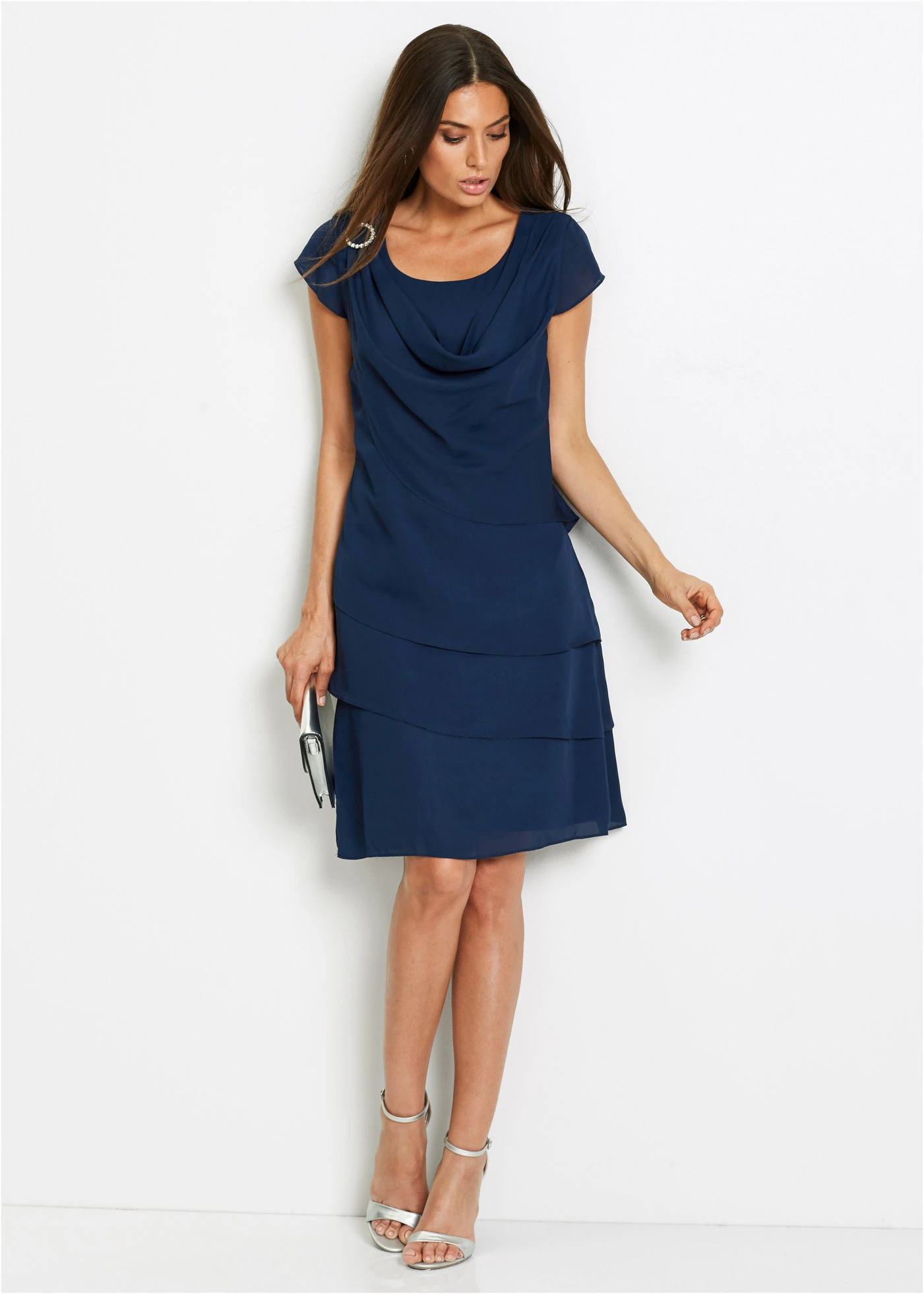 Robe courte look superposé avec accessoire sur l’épaule • bleu foncé • Boutique bonprix