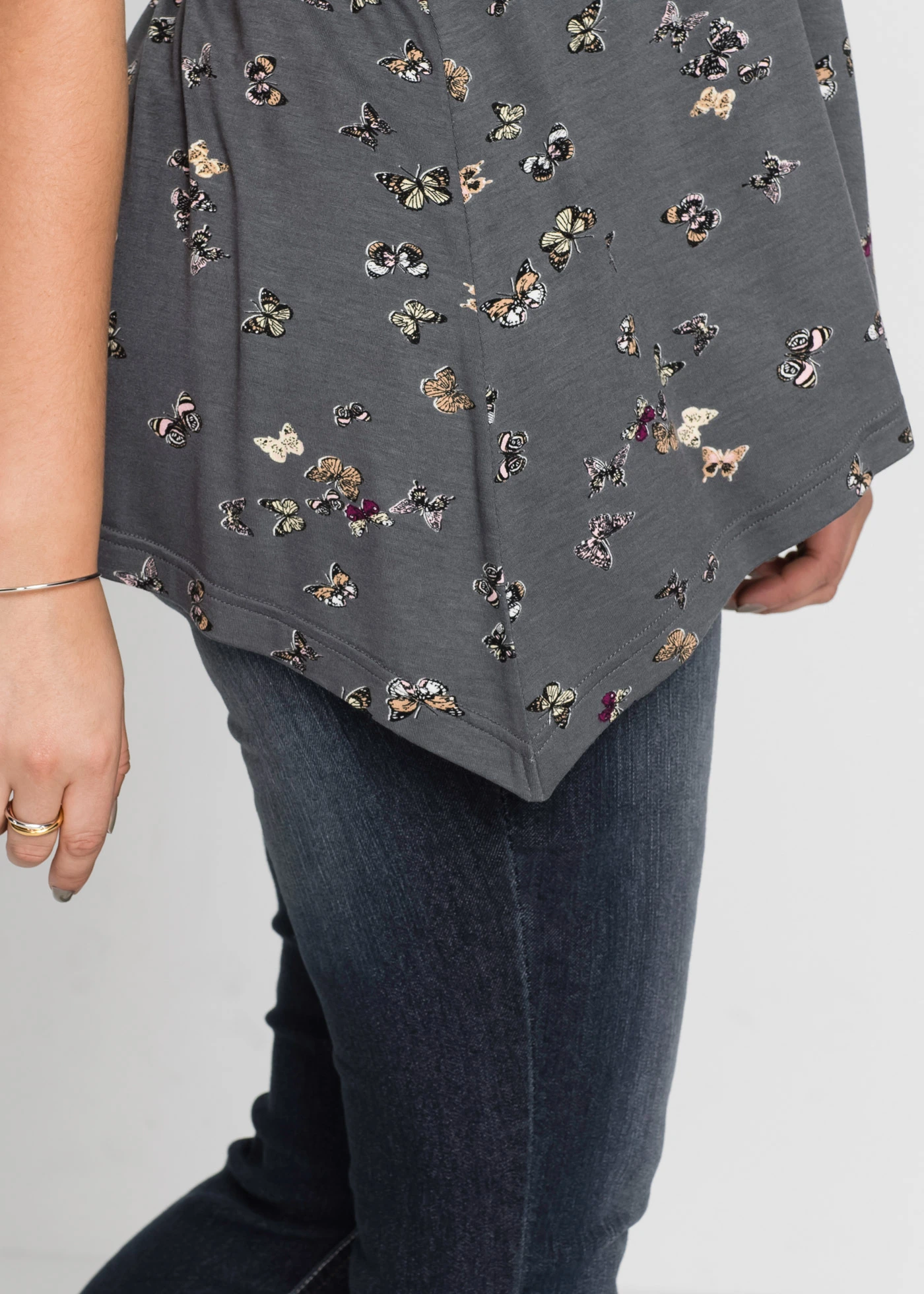 T-shirt met vlinders • donkergrijs gedessineerd plus size • bonprix online shop