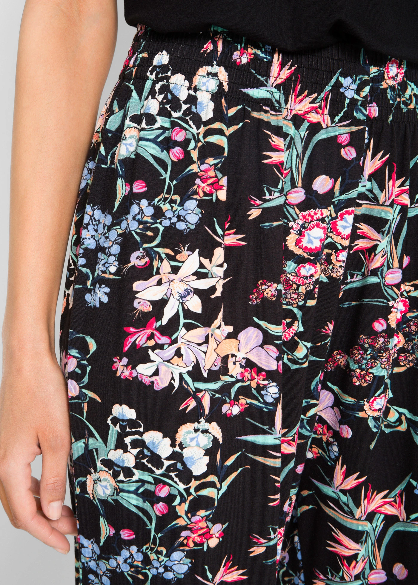 Harémové kalhoty ze směsi s viskózou • černá s květy • bonprix obchod