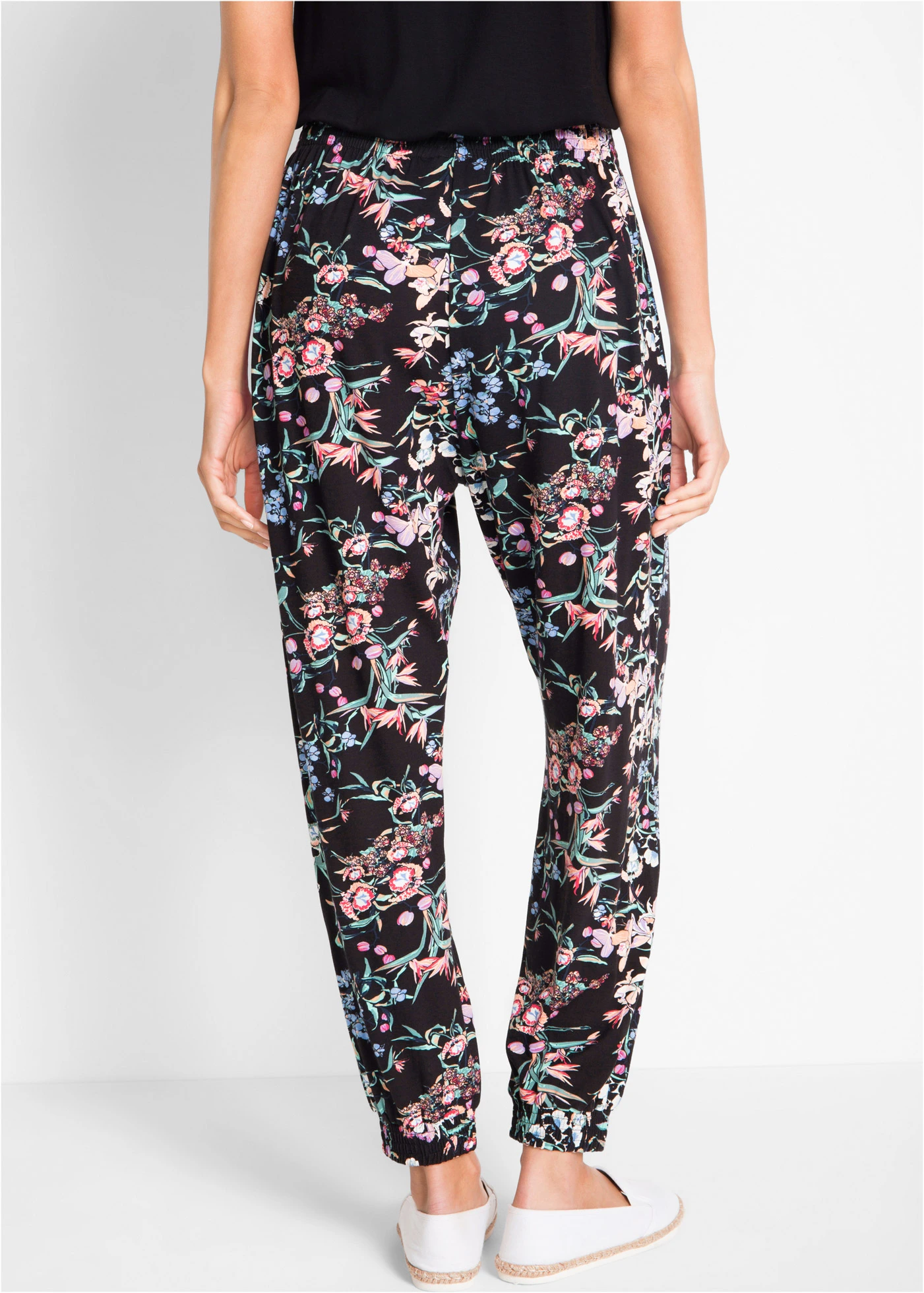 Harémové kalhoty ze směsi s viskózou • černá s květy • bonprix obchod