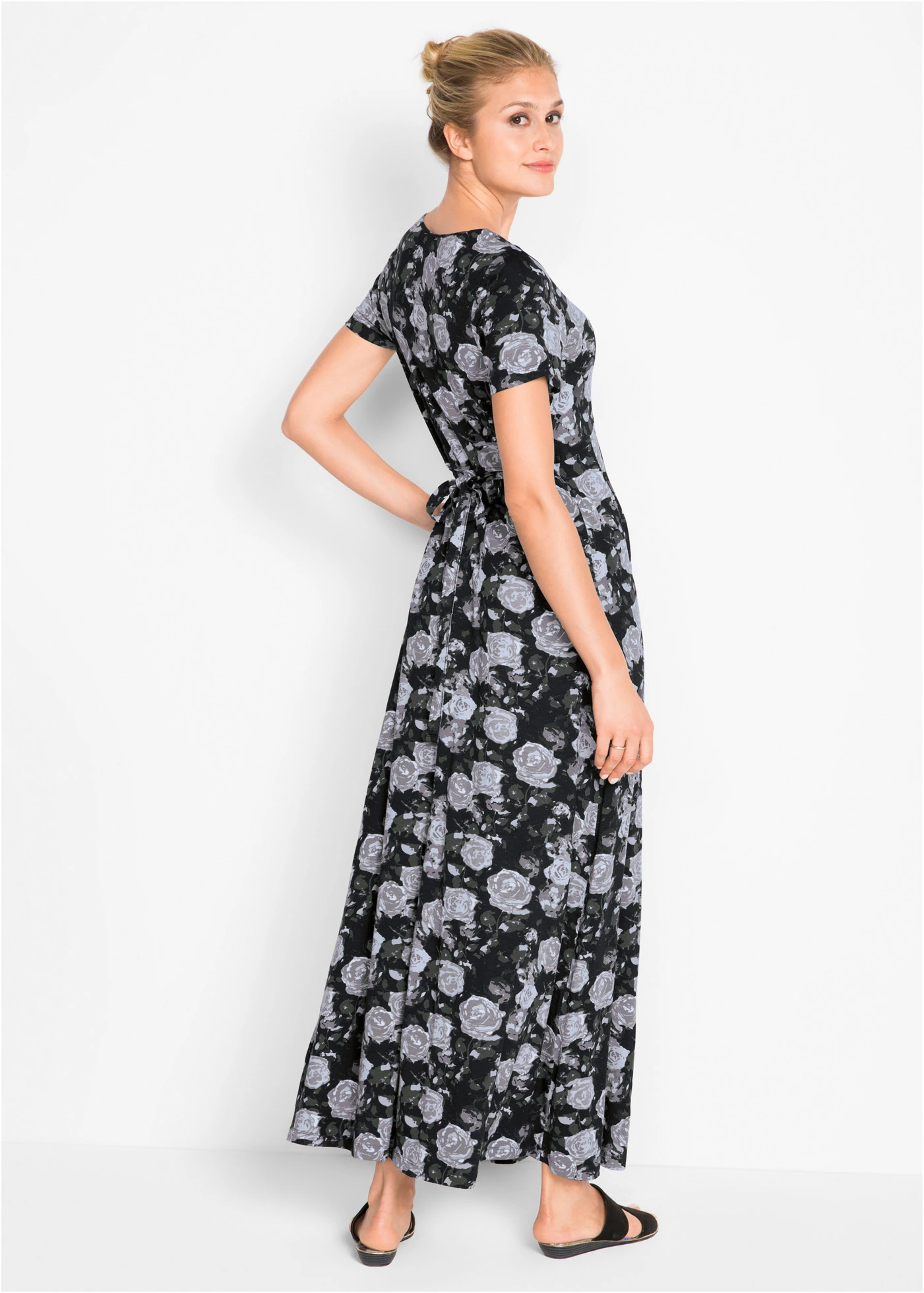 Rochie maxi din material fluid cu viscoză • negru înflorat • magazin bonprix