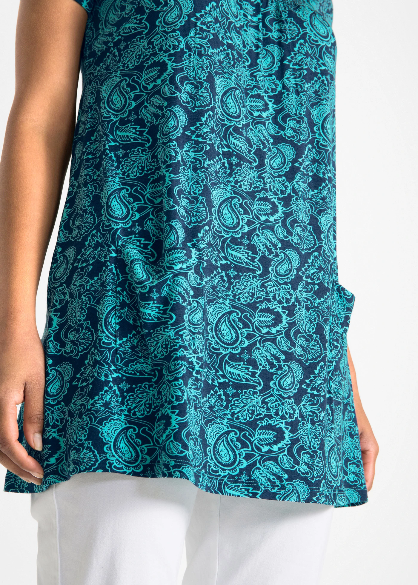 Úpletová tunika s krátkým rukávem • tmavě modro-aqua s kašmírovým potiskem • bonprix obchod