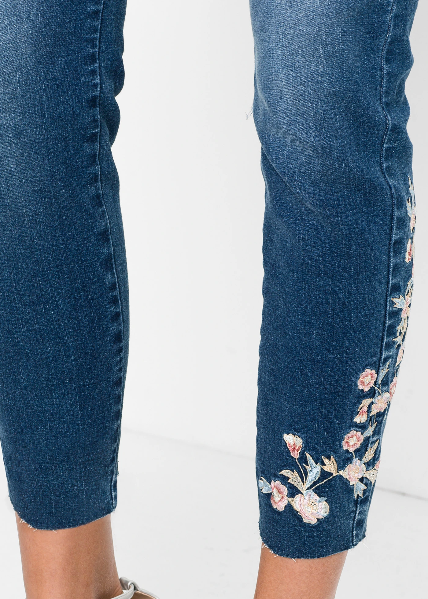 Skinny jeans mid waist, cropped • blauw denim gebloemd • bonprix online shop