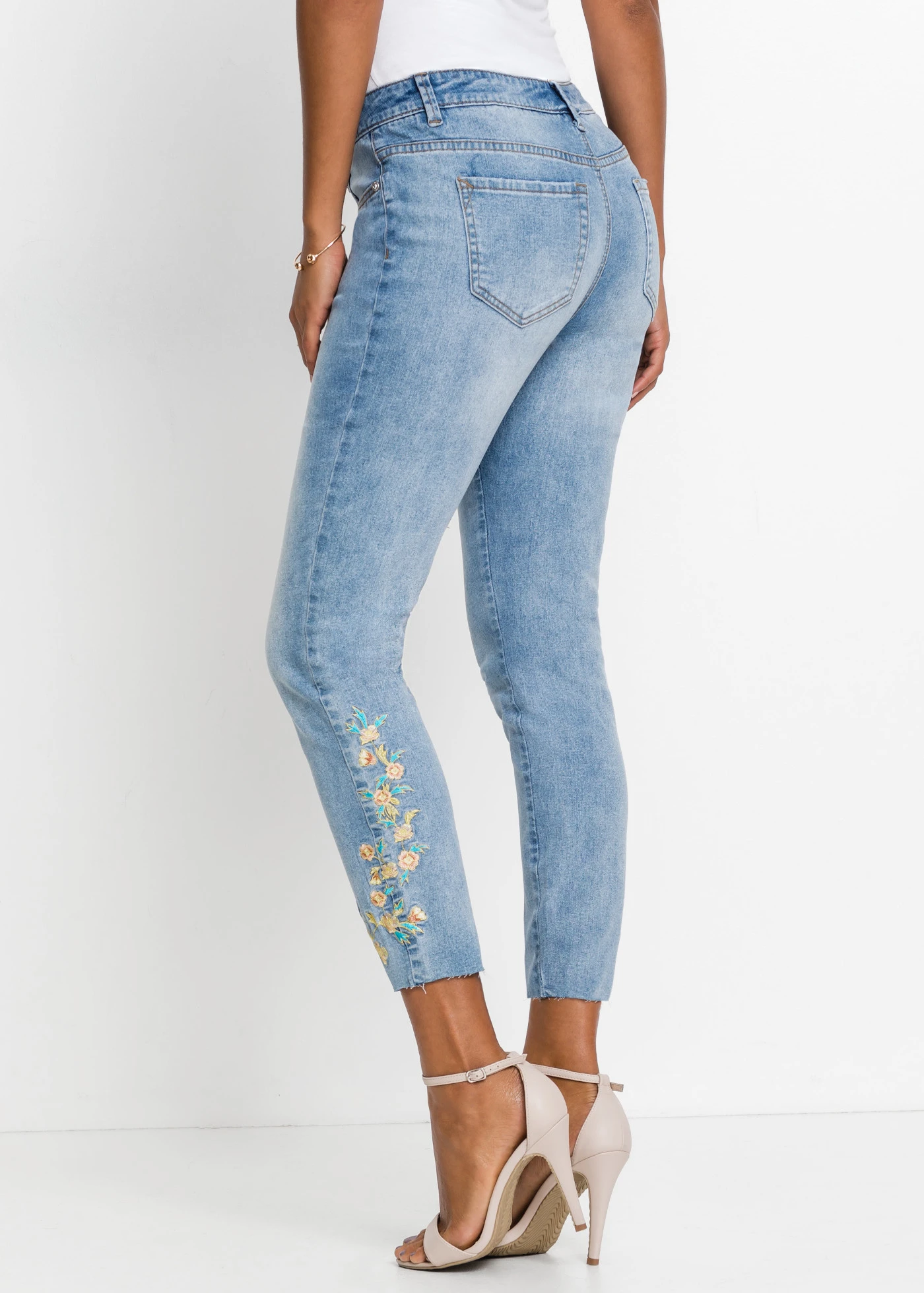 Jeansy skinny, średni stan, cropped • jasnoniebieski denim w kwiaty • sklep bonprix