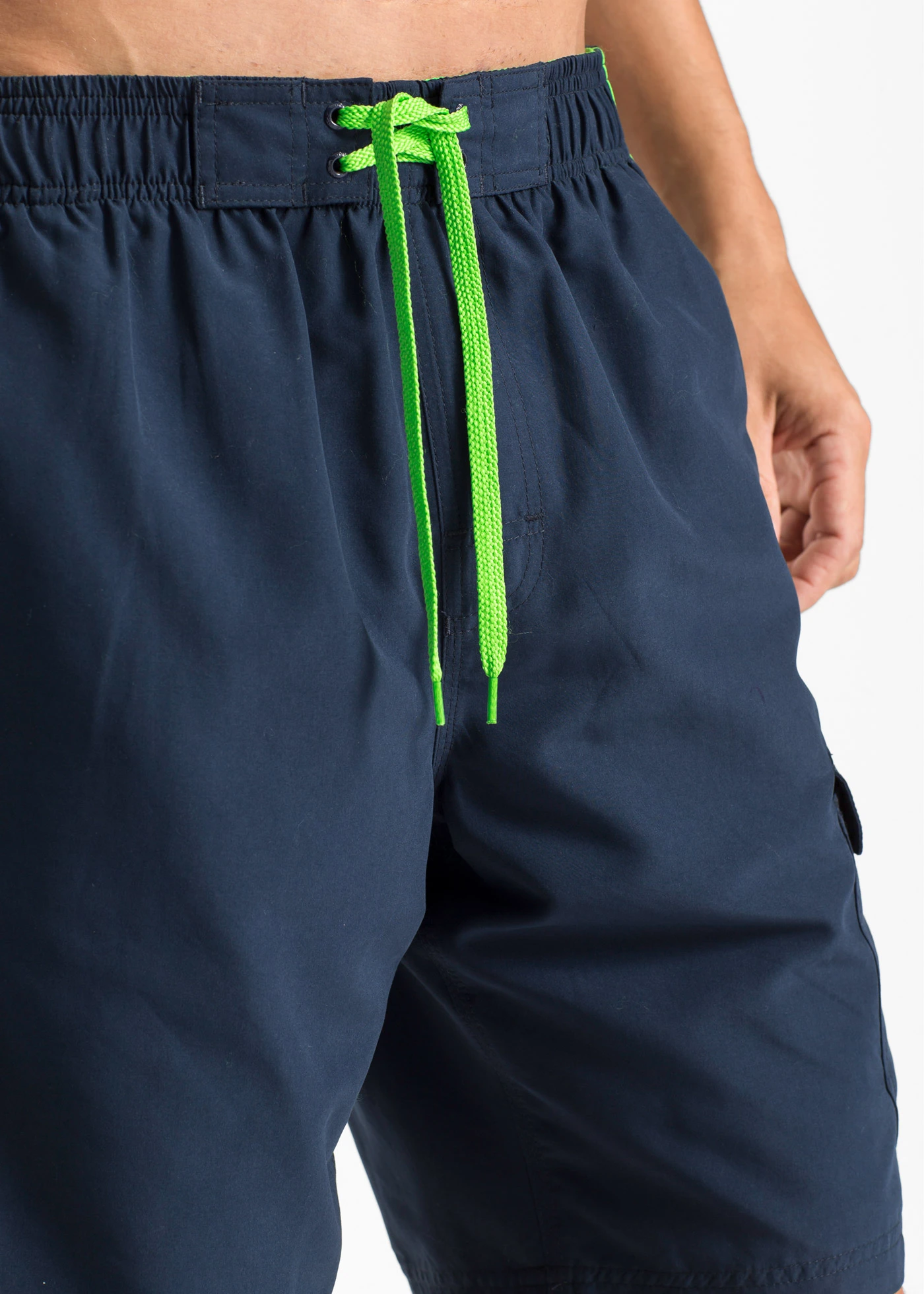 Short de bain homme avec poche cargo • bleu foncé • Boutique bonprix