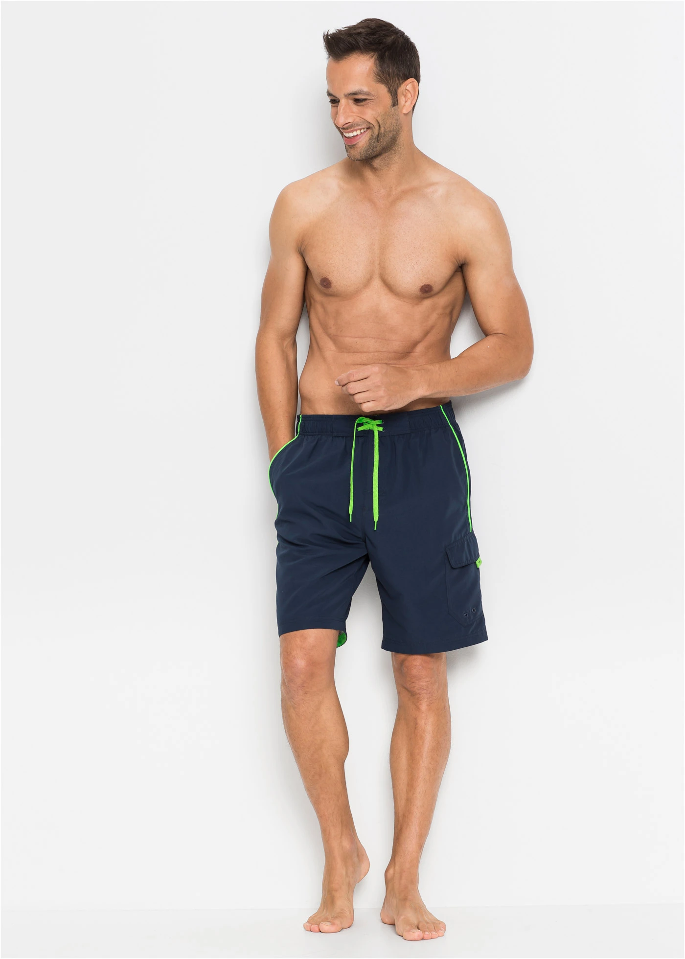 Short de bain avec poches latérales • bleu foncé • Boutique bonprix