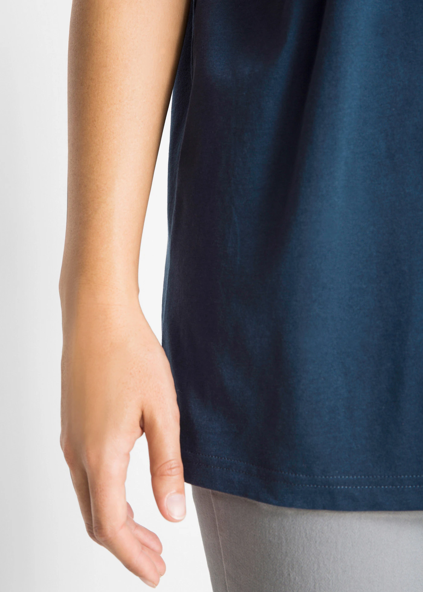 Długi i szeroki T-shirt z dekoltem w serek, krótki rękaw (5 sztuk) • truskawkowy+czarny+biały+jasnoszary melanż+ciemnoniebieski • sklep bonprix