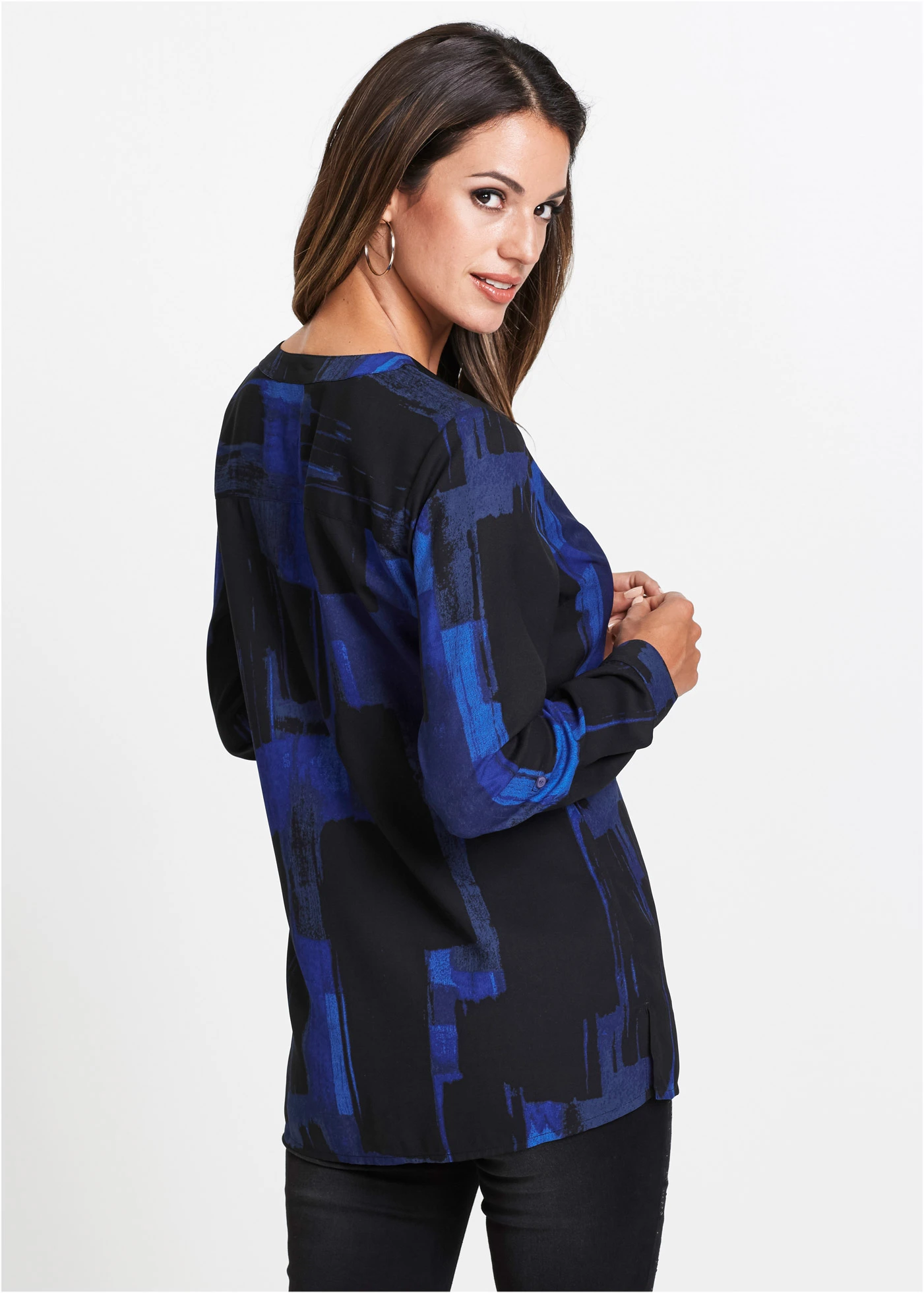 Chemisier long imprimé en mousseline • bleu saphir + noir • Boutique bonprix