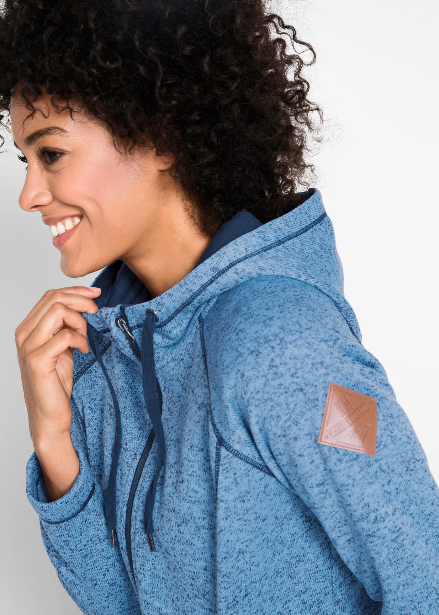 Veste longue polaire à capuche • bleu moyen-bleu foncé chiné • Boutique bonprix