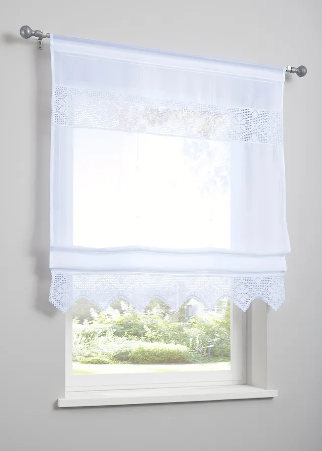 Riasiaca roleta s háčkovanými okrajmi