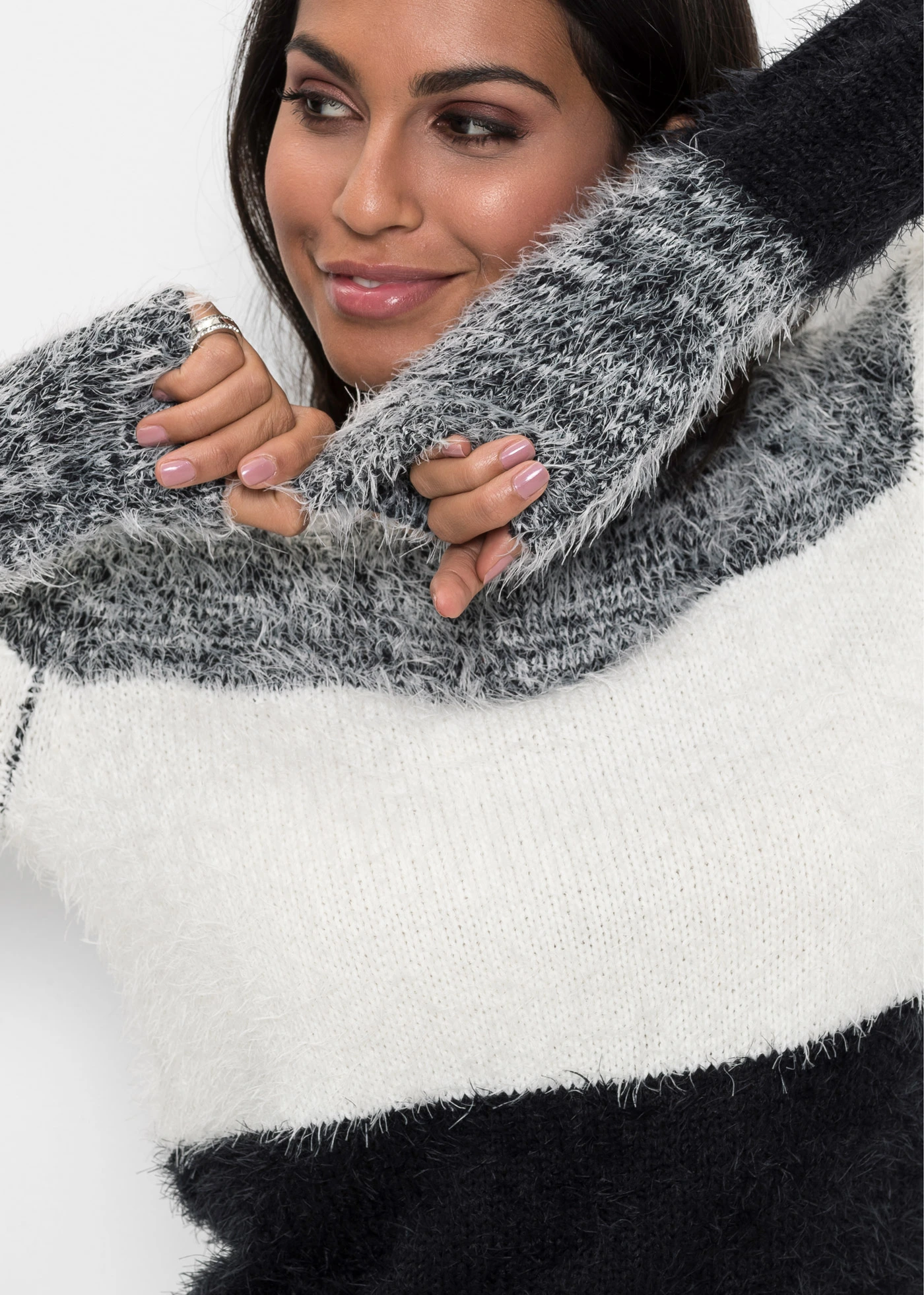 Sweter z grubej dzianiny • czarno-biały w paski • sklep bonprix