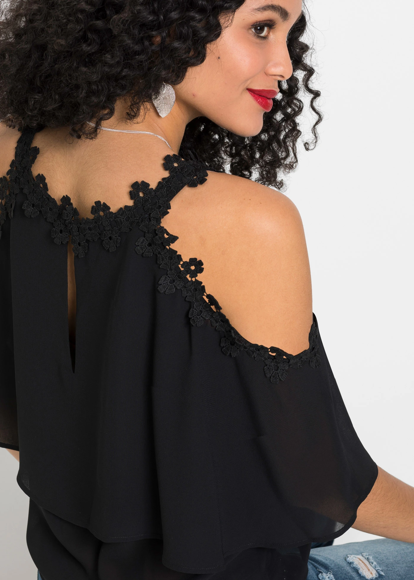 Bluzka z wycięciami na ramionach i koronką • czarny • sklep bonprix