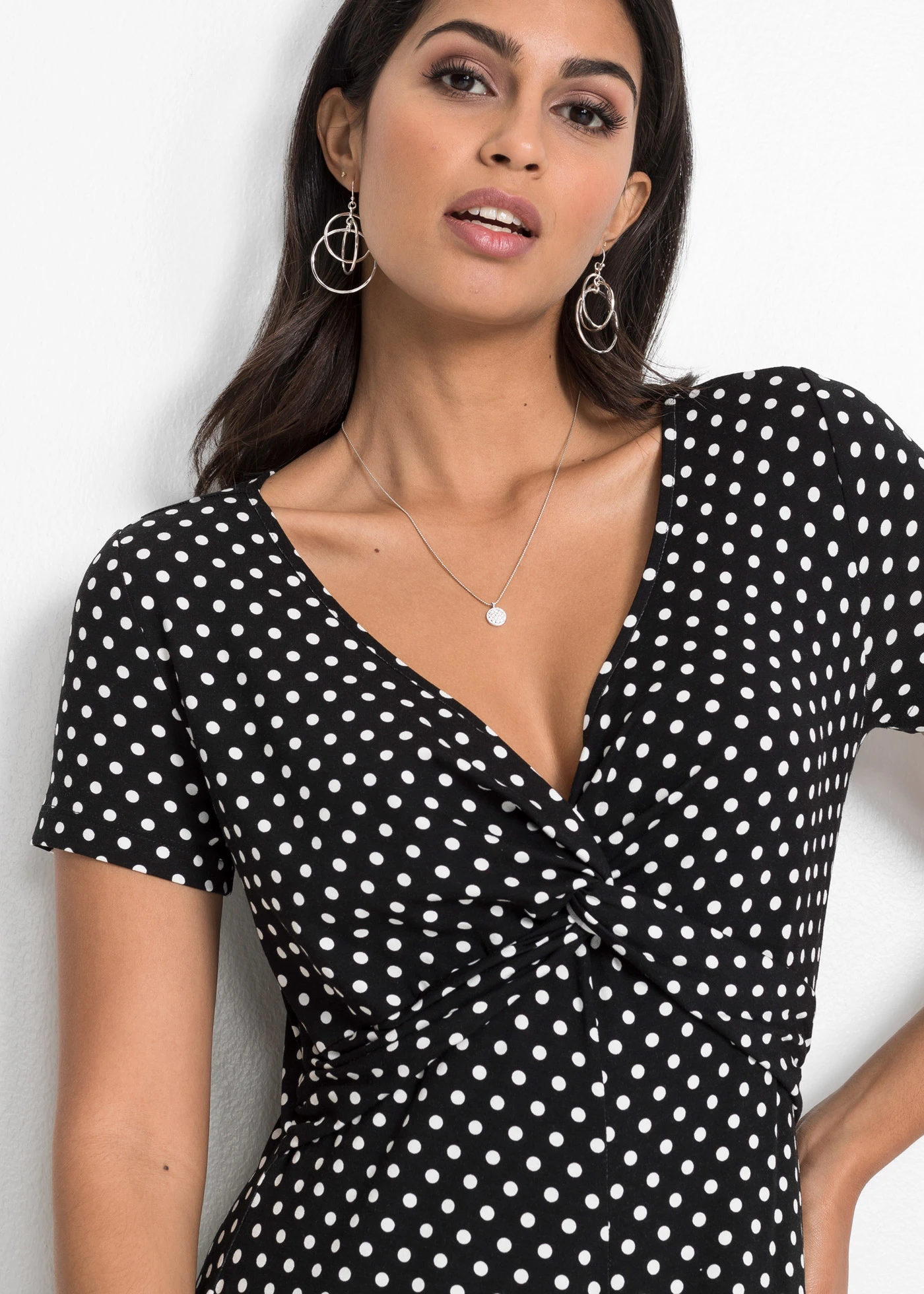 Jersey jurk van viscosemix • zwart-wit gestippeld • bonprix online shop