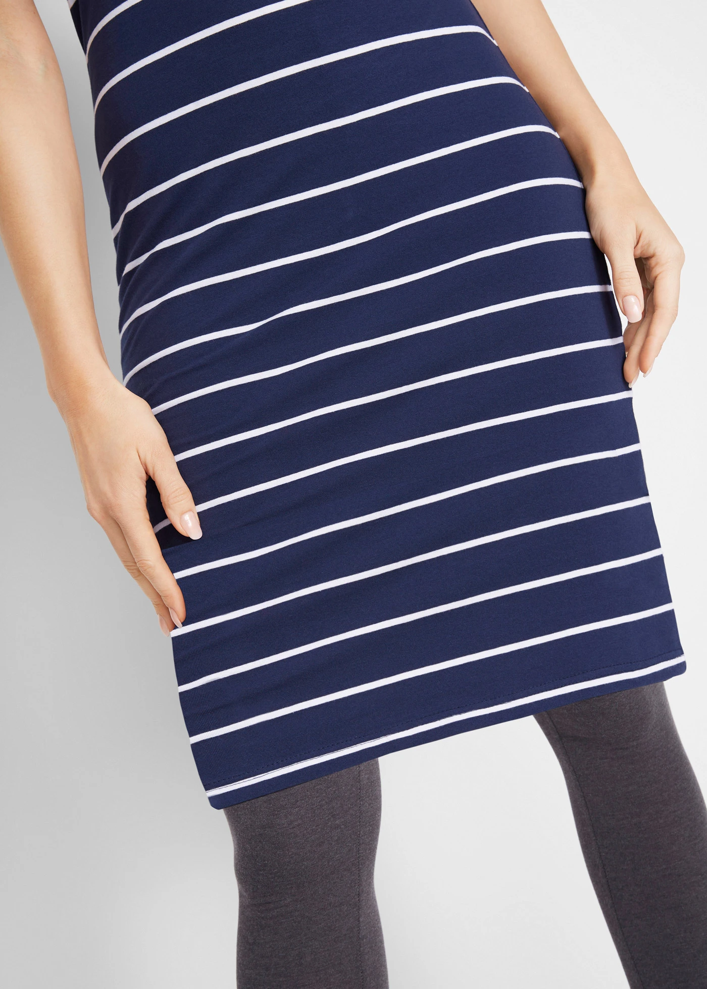 Strečové žerzejové šaty, krátký rukáv • tmavě modrá - bílá s proužky • bonprix obchod