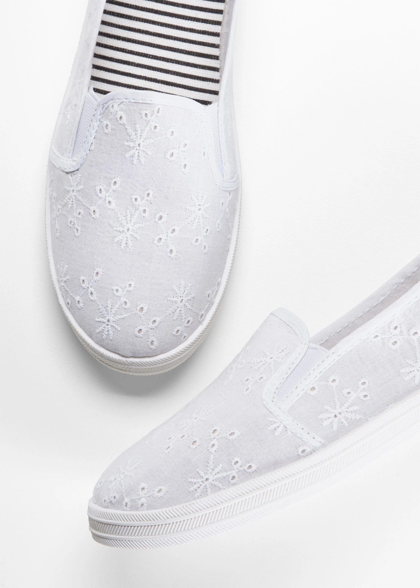 Ballerines en toile brodée • blanc • Boutique bonprix