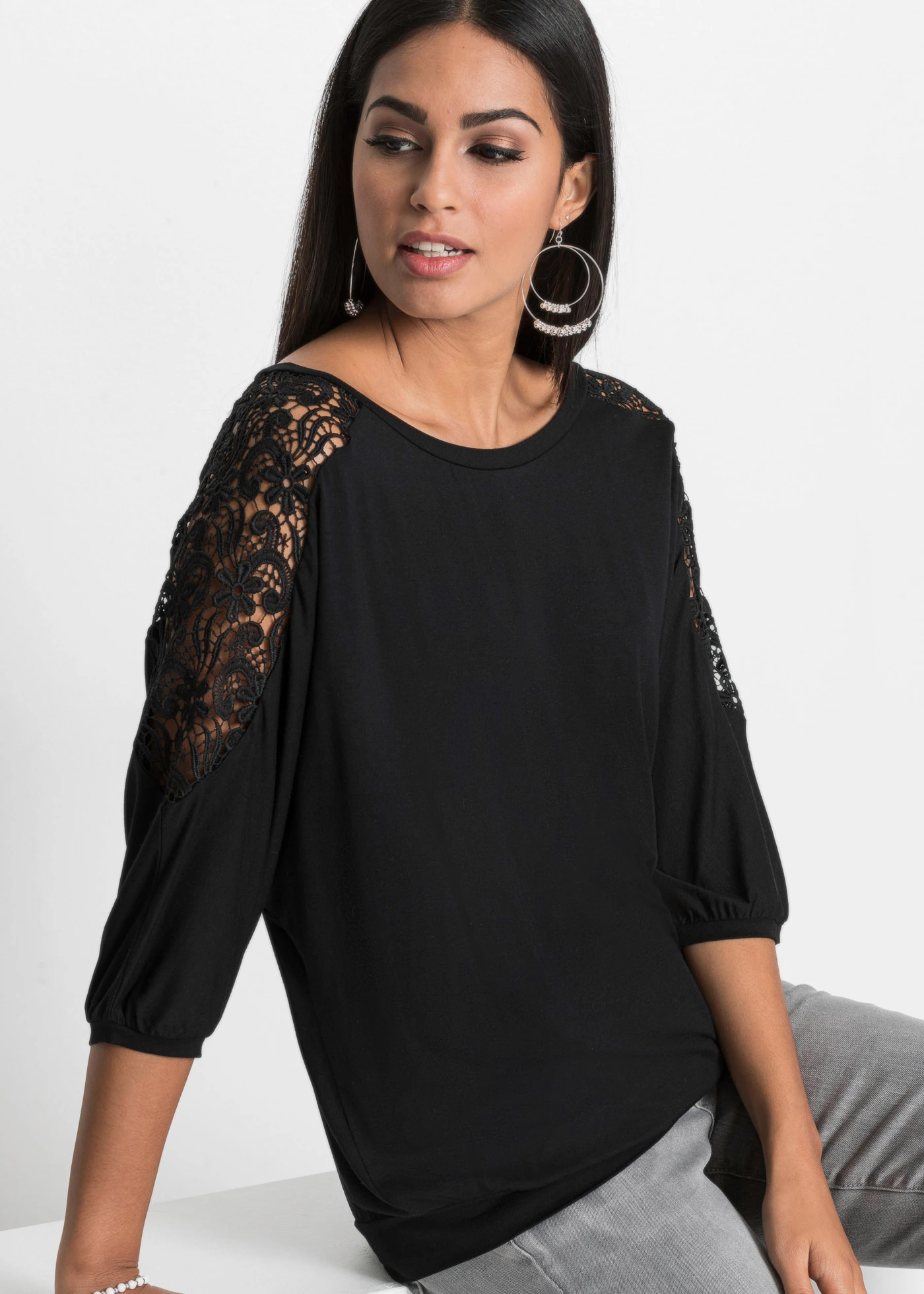T-shirt oversize en viscose et dentelle • noir • Boutique bonprix