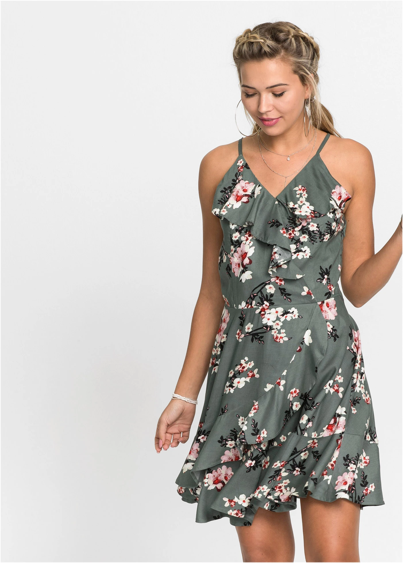 Robe à volants • vert roseau fleurs • Boutique bonprix