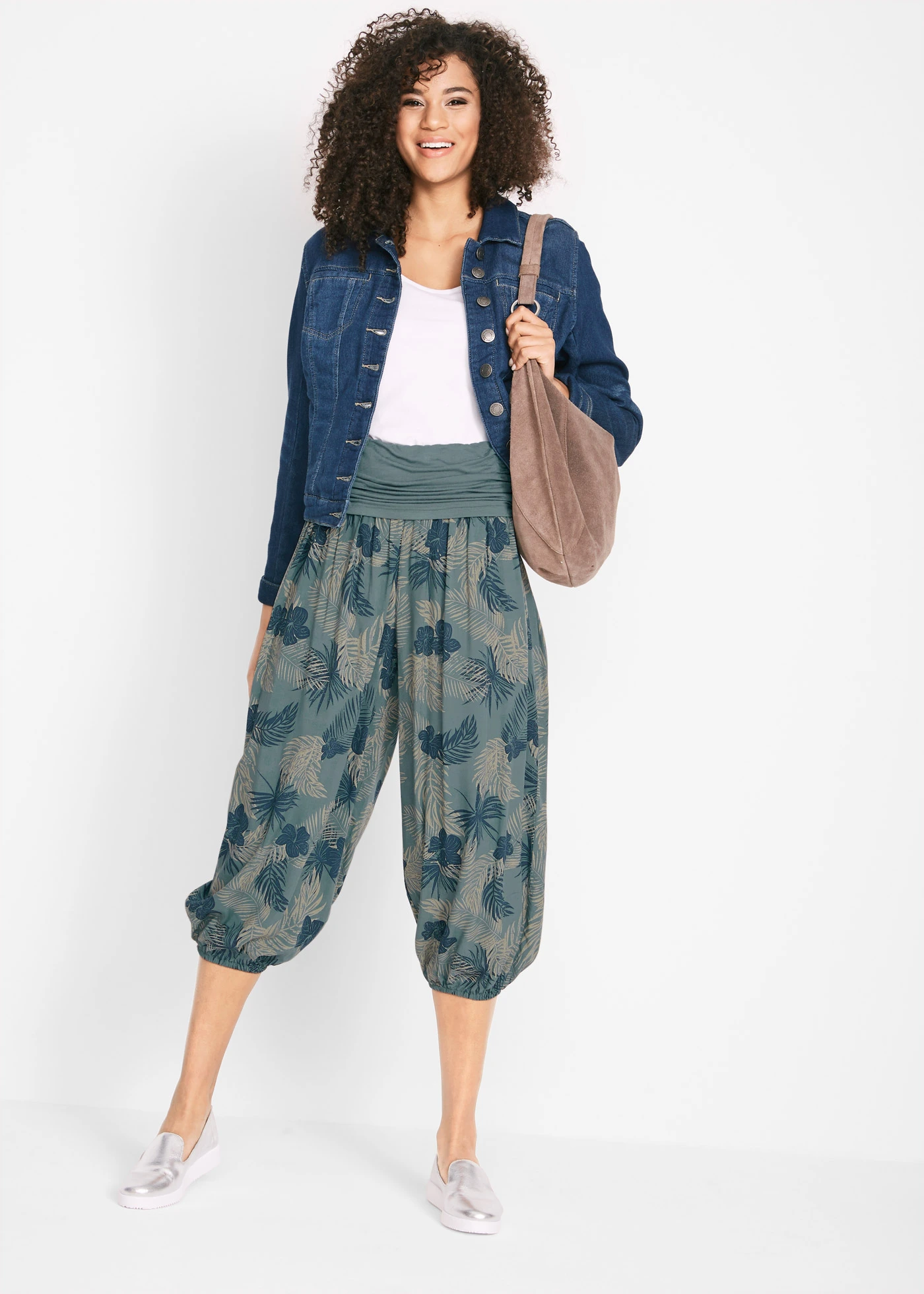 3/4 kalhoty ze splývavé směsi s viskózou • eukalyptově zelená s květy • bonprix obchod