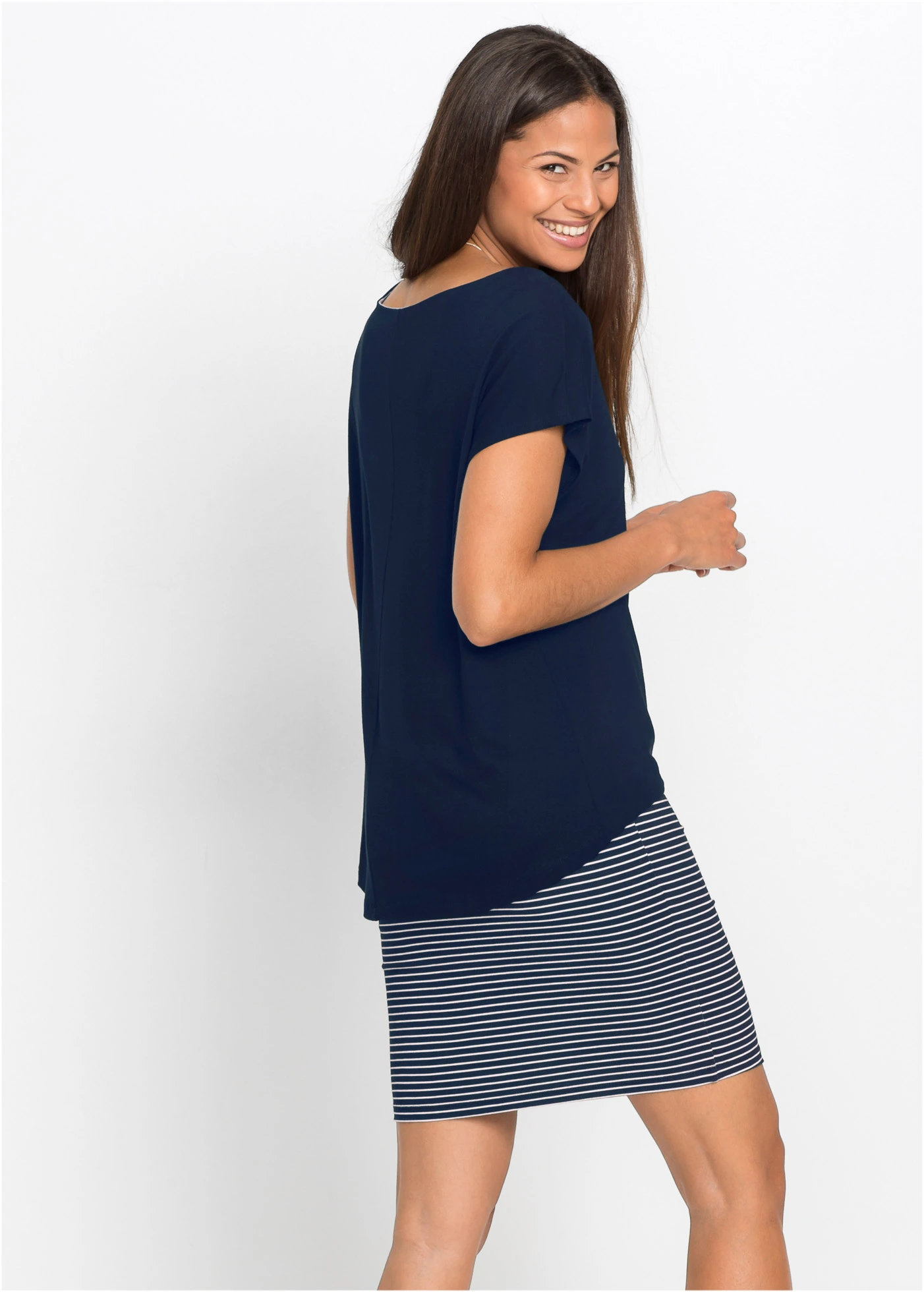 Robe en jersey avec jupe rayée • bleu foncé / blanc • Boutique bonprix