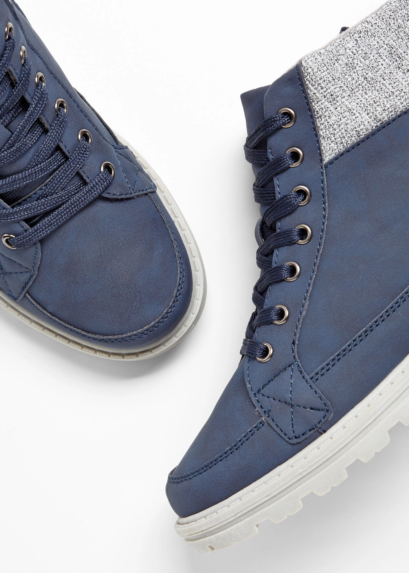 Boots lacées à semelle crantée • bleu nuit • Boutique bonprix