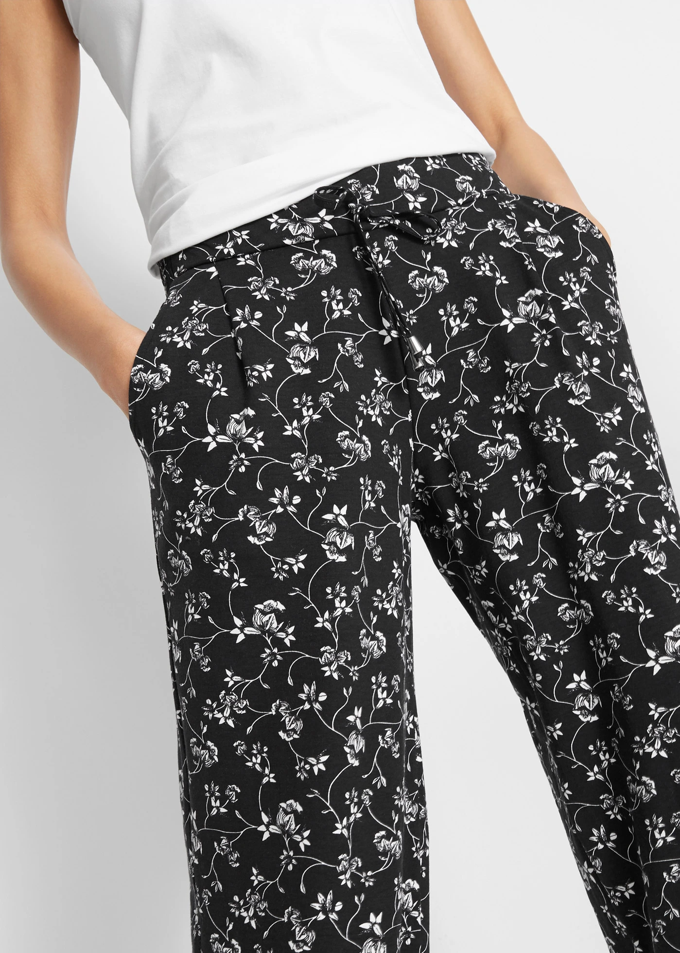 Kalhoty Palazzo z viskózové směsi • černá s květy • bonprix obchod