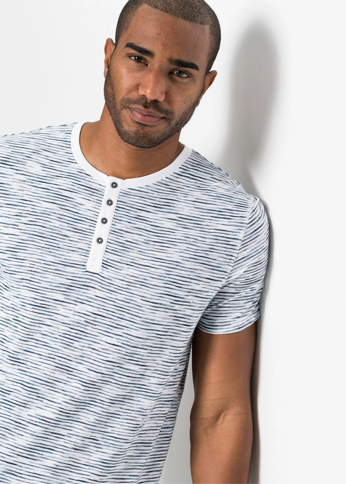 T-shirt z dekoltem henley z czystej bawełny, krótki rękaw • niebieski w paski • sklep bonprix