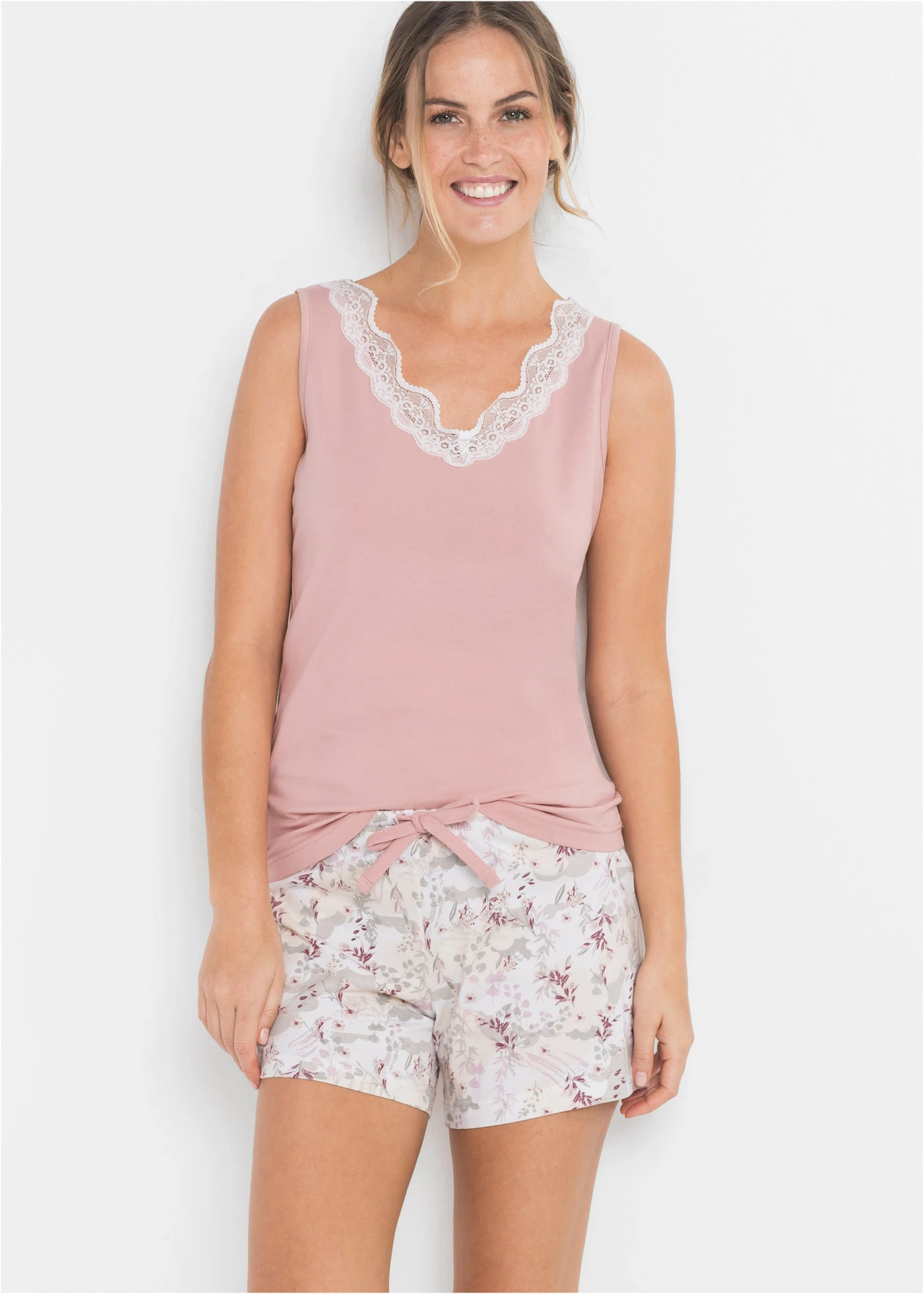 Krátké pyžamo s jemnou krajkou • růžovohnědá s potiskem • bonprix obchod