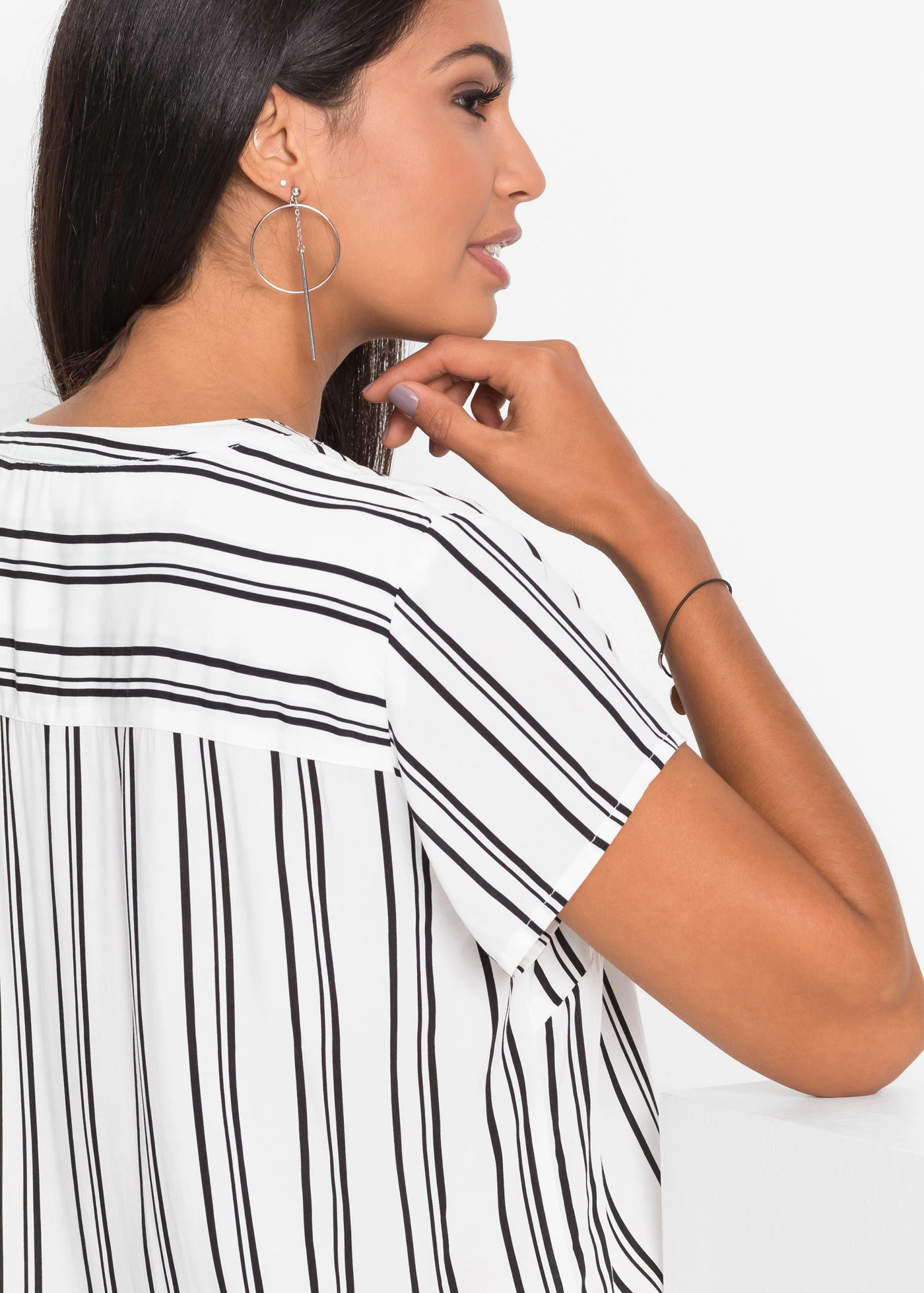 Blouse van viscose met korte mouwen • wit-zwart gestreept • bonprix online shop