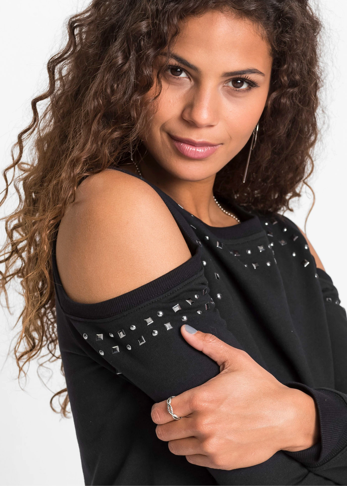 Sweater met cut-outs en studs • zwart • bonprix online shop