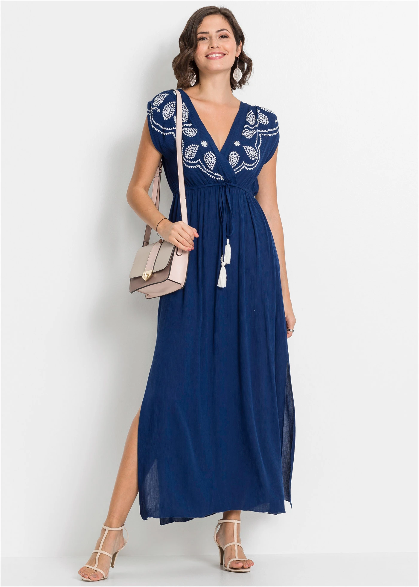 Dlouhé šaty s výšivkou • sytě modro-přírodní bílá • bonprix obchod