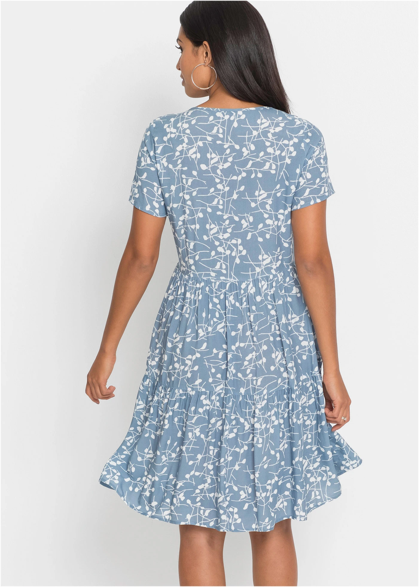 Minišaty ze splývavé viskózy • světle modro-přírodní bílá s květy • bonprix obchod