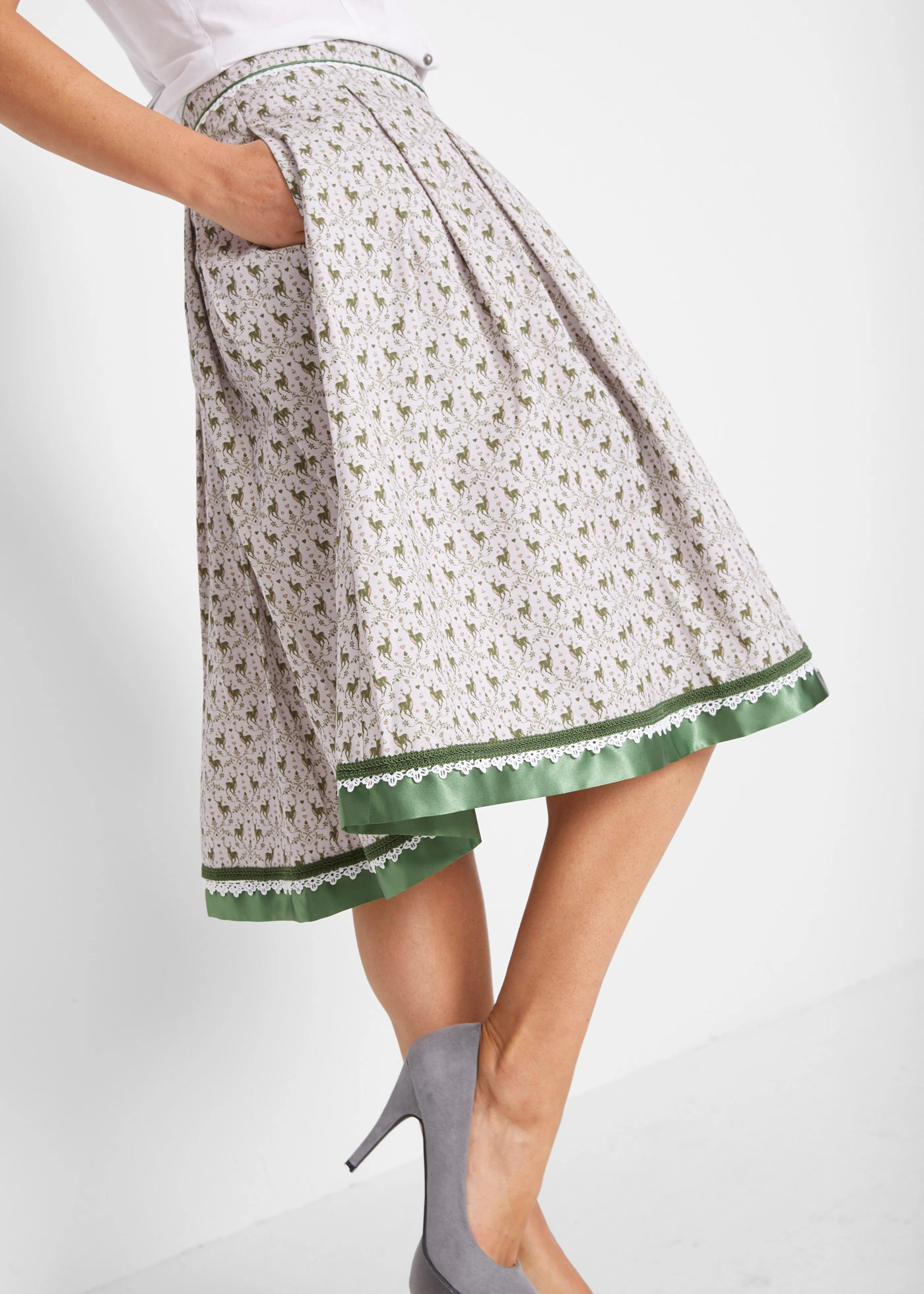 Krojová sukně, délka pod kolena • matně stříbrno-kapradinově zeleno-bílá • bonprix obchod