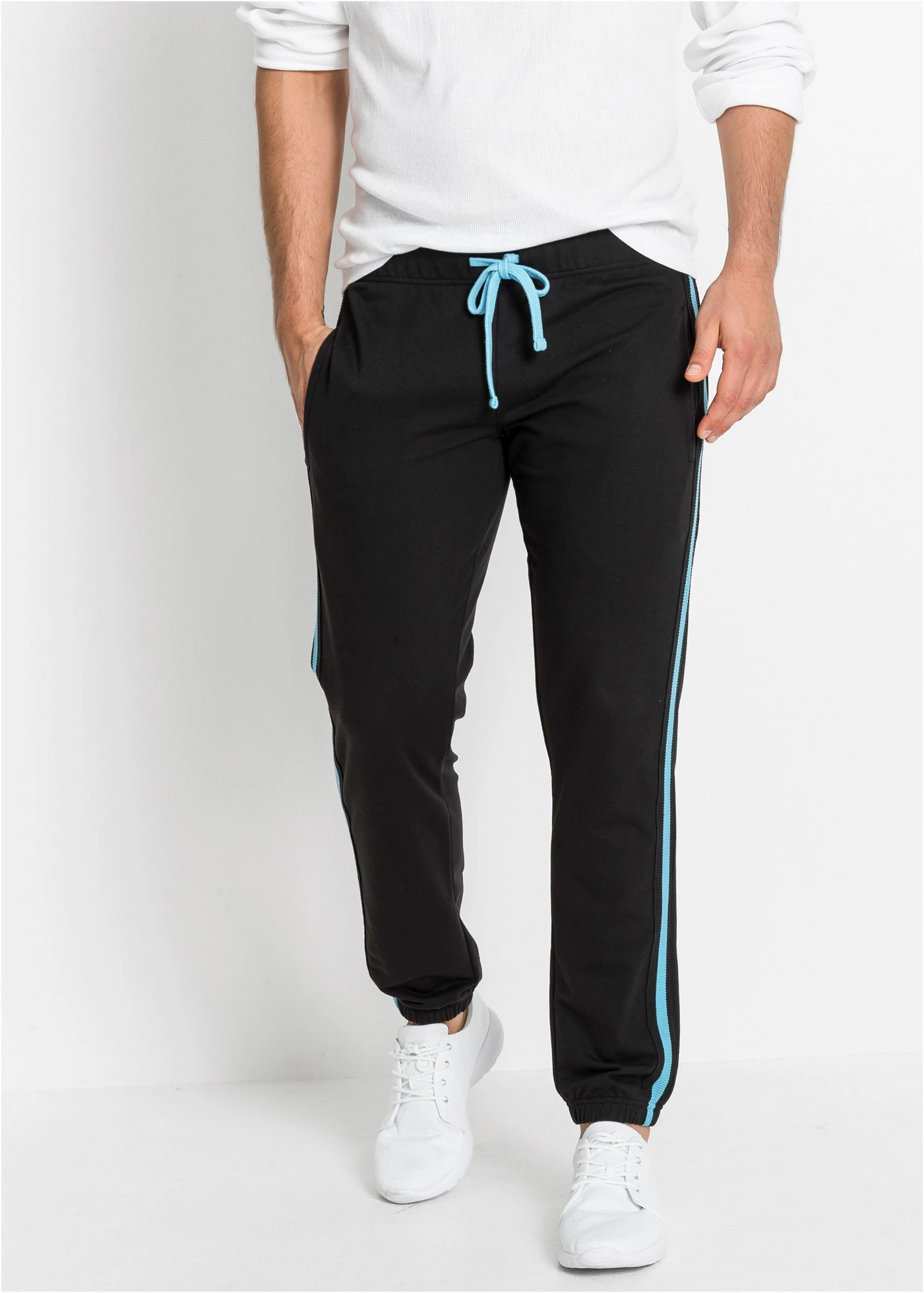 Joggingbroek met contrasterende strepen • zwart • bonprix online shop