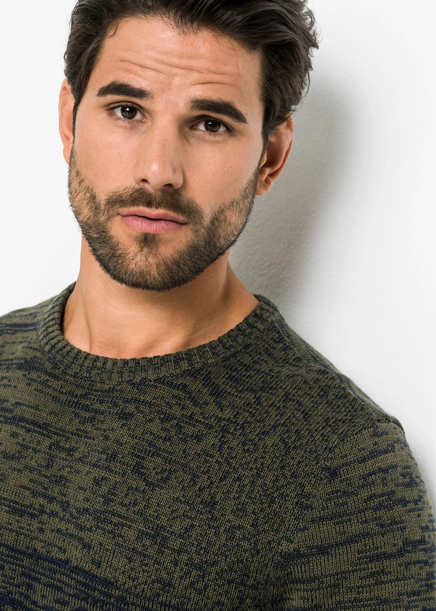 Pull doux en fine maille, coupe ventre confort • olive foncé-bleu foncé rayé • Boutique bonprix