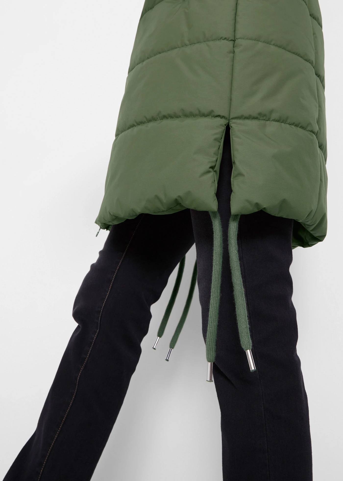 Vízlepergető steppelt kabát • sötétkeki • bonprix áruház