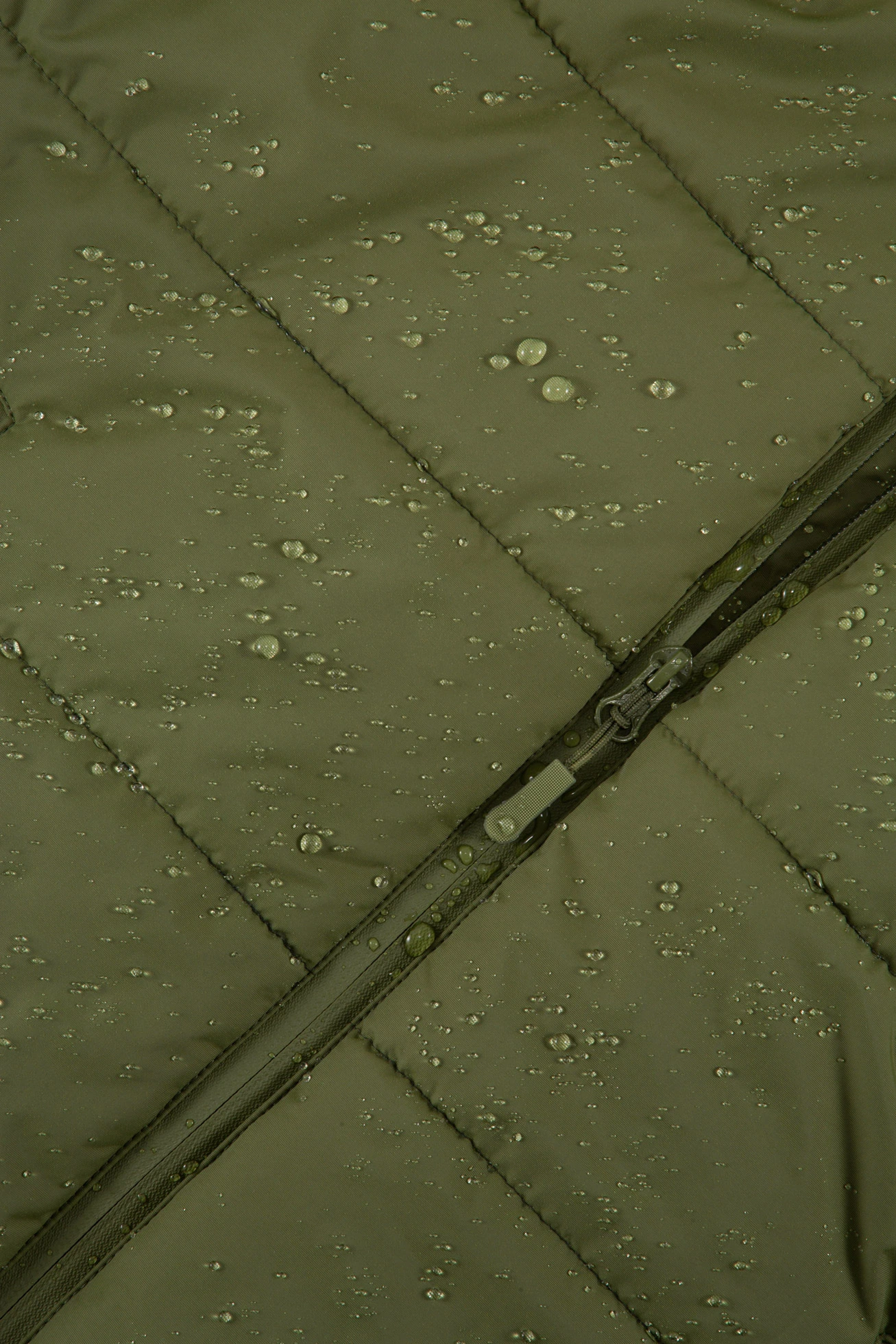 Vízlepergető steppelt kabát • sötétkeki • bonprix áruház