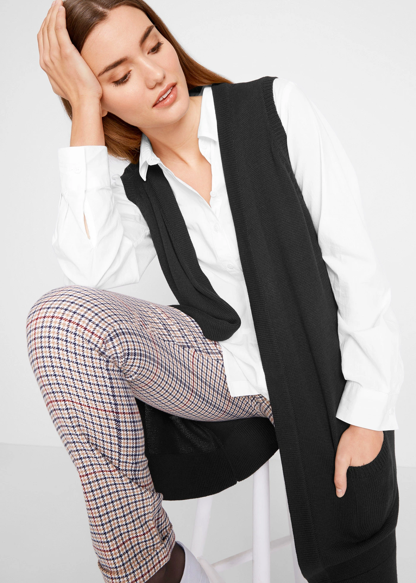 Dlouhá pletená vesta s kapsami • černá • bonprix obchod