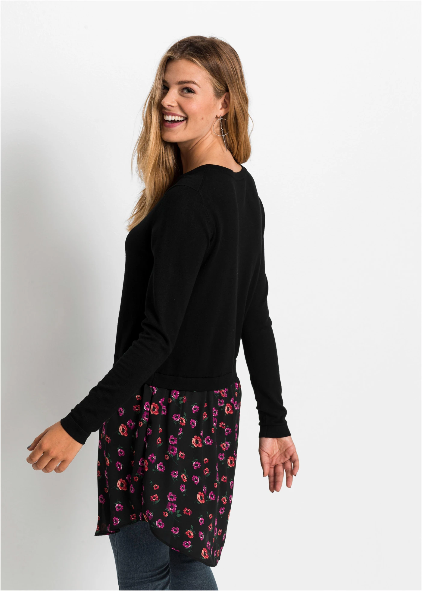 Robe pull en fine maille avec jupe montée • noir - violet à fleurs • Boutique bonprix