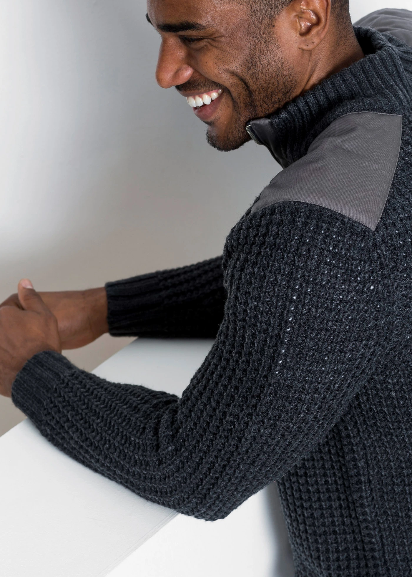 Pull camionneur en grosse maille avec empiècements en tissu • anthracite chiné • Boutique bonprix